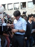 Jogi Löw vor der Bühne 1