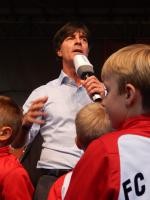 Jogi auf der Bühne -Begrüßung-1