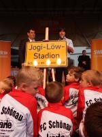 Jogi mit Schild und FC Kids