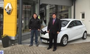 Bürgermeister Schelshorn bei der Abholung des Renault Zoe