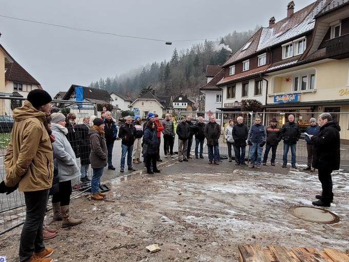 Gäste beim Richtfest vor den Gebäude