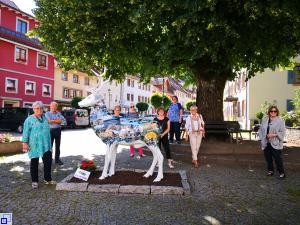 Ein Teil der Agenda-Gruppe Schönau beim Aufstellen des Hirsches am 12.06.2020