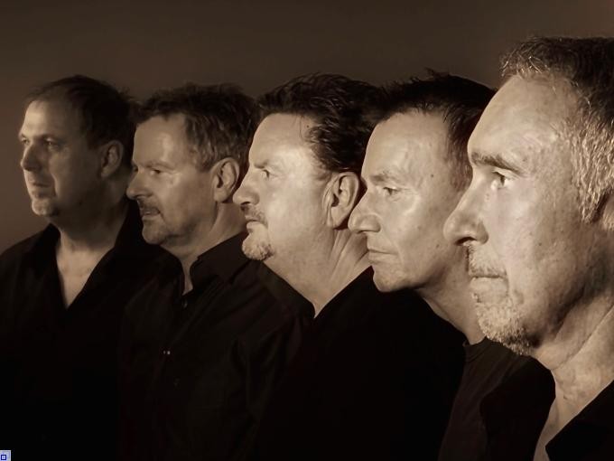 Bild zeigt 5 Köpfe, die Band von Christoph Köpfer