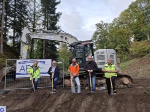 Die Vertreter beim Spatenstich