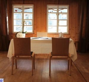 Trauungszimmer mit Tisch und Stühlen